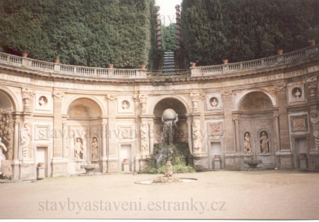 Villa Aldobrandini ve Frascati , fontana del Bernini, Theatrum v zahradě